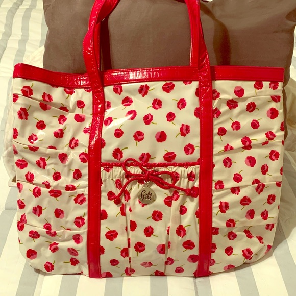 Vera Bradley Handbags - Vera Bradley Frill collection poppy tote
